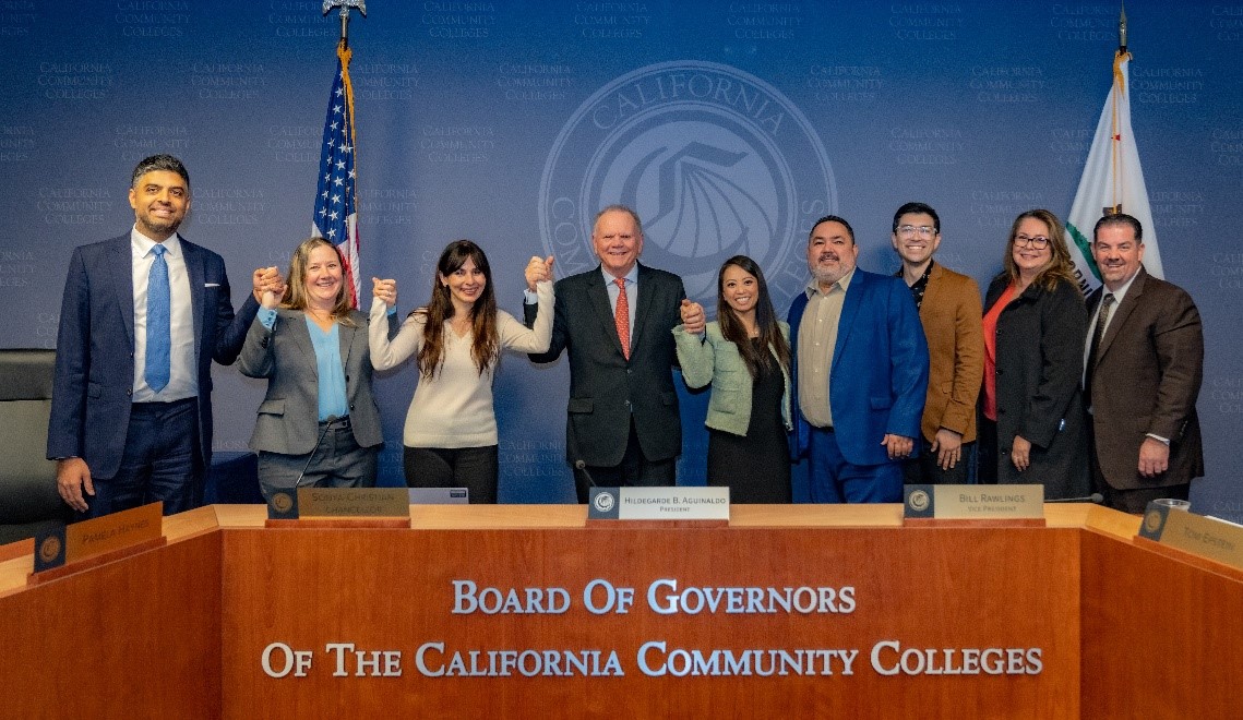 Group photo with 'Blue Economy' leaders celebrating